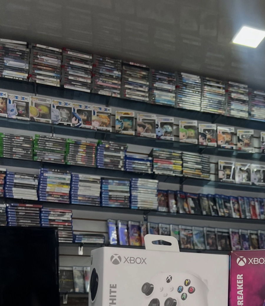 Estanterías con juegos y accesorios dentro de Game Store 054